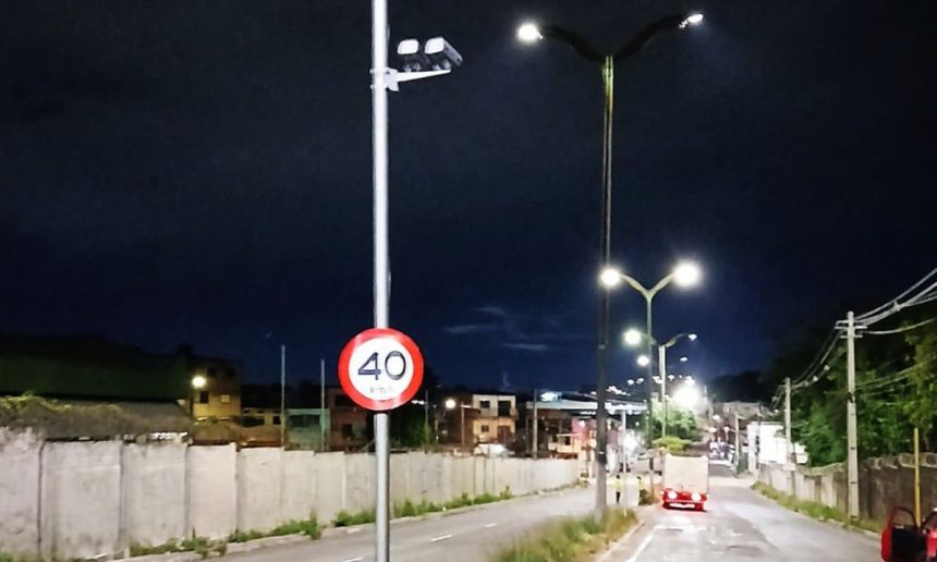 Rua à noite com radar de velocidade 40 km/h em Manaus.