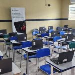 Sala de aula com notebooks da Petrobras em doação para escolas e ONGs do Amazonas.