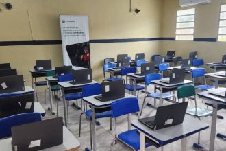 Sala de aula com notebooks da Petrobras em doação para escolas e ONGs do Amazonas.