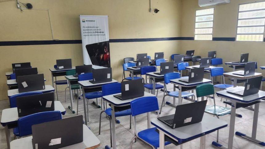 Sala de aula com notebooks da Petrobras em doação para escolas e ONGs do Amazonas.