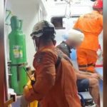 Socorristas atendendo vÃtima em ambulância. Cena de resgate após agressão.