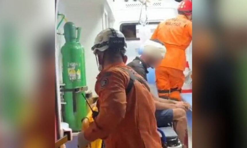 Socorristas atendendo vítima em ambulância. Cena de resgate após agressão.