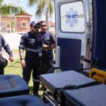 Socorristas e ambulância no Festival de Parintins, com estrutura de saúde reforçada.