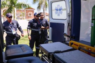 Socorristas e ambulância no Festival de Parintins, com estrutura de saúde reforçada.