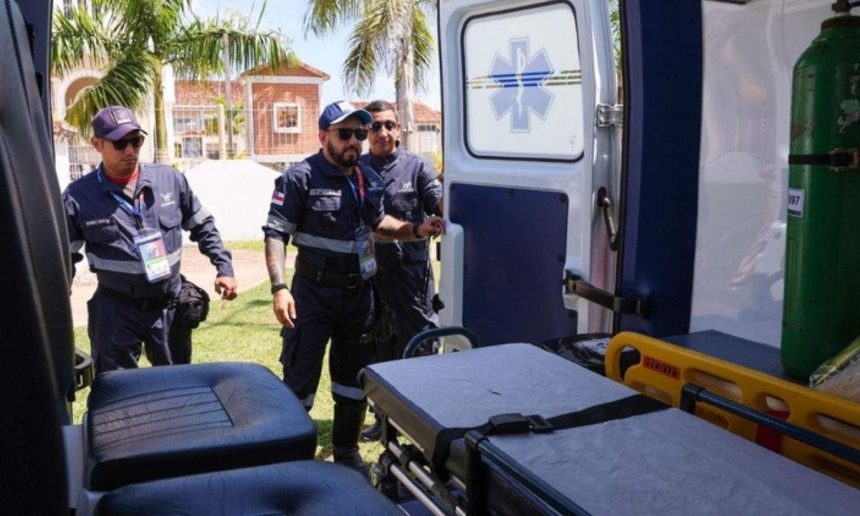 Socorristas e ambulância no Festival de Parintins, com estrutura de saúde reforçada.
