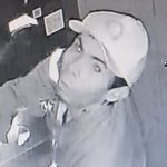 Suspeito de furtos em Flores usando boné e casaco.