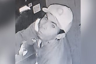 Suspeito de furtos em Flores usando boné e casaco.