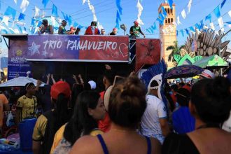 Trio Panavueiro anima público no Festival de Parintins.