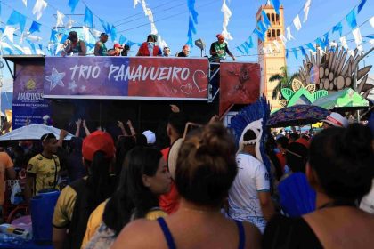 Trio Panavueiro anima público no Festival de Parintins.