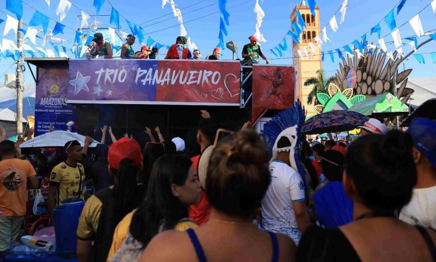 Trio Panavueiro anima público no Festival de Parintins.