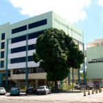 Imagem colorida mostra fachada de prédio da UEA onde alunos podem estar matriculados e sofrer jubilamento