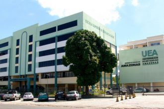 Imagem colorida mostra fachada de prédio da UEA onde alunos podem estar matriculados e sofrer jubilamento