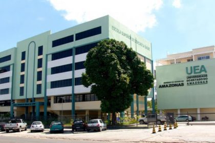 Imagem colorida mostra fachada de prédio da UEA onde alunos podem estar matriculados e sofrer jubilamento