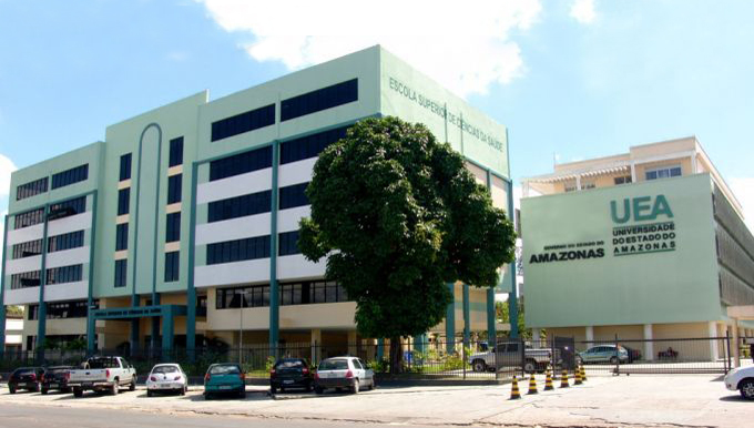 Imagem colorida mostra fachada de prédio da UEA onde alunos podem estar matriculados e sofrer jubilamento