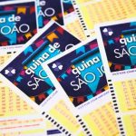 Vários bilhetes da Quina de São João em foco.