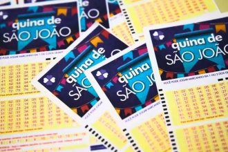 Vários bilhetes da Quina de São João em foco.