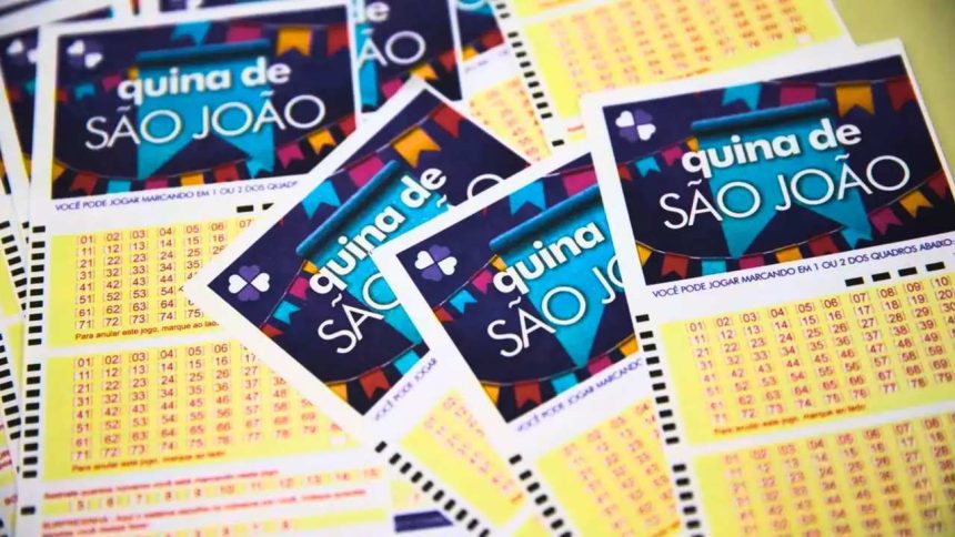 Vários bilhetes da Quina de São João em foco.