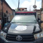 Veículo da polícia civil em cena de crime.