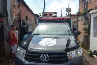 Veículo da polícia civil em cena de crime.