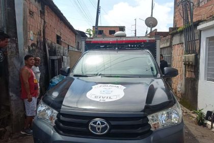 Veículo da polícia civil em cena de crime.