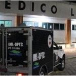 Veículo do IML-DPTC em frente ao prédio do IML