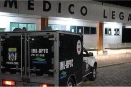 Veículo do IML-DPTC em frente ao prédio do IML