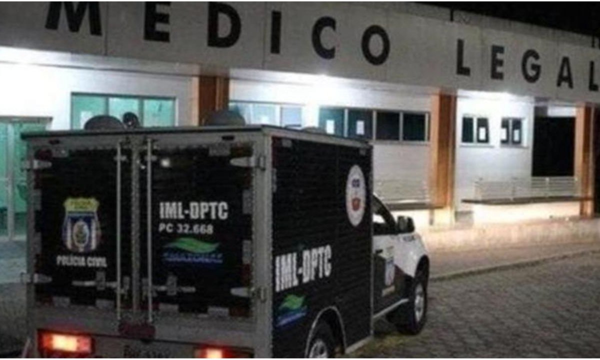 Veículo do IML-DPTC em frente ao prédio do IML