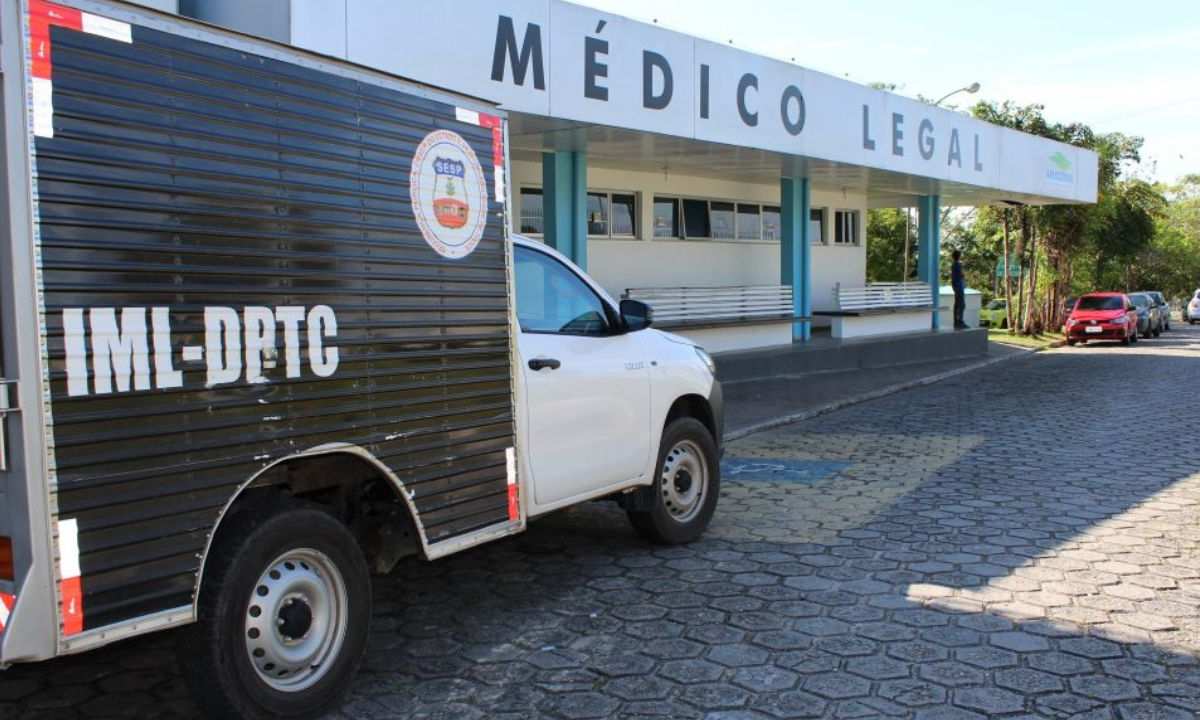 Veículo do IML-DPTC estacionado em frente ao Instituto Médico Legal.