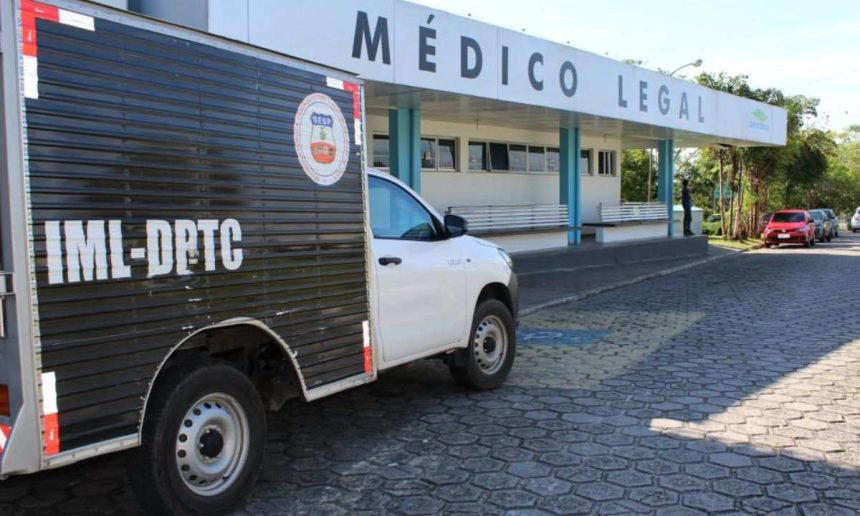 Veículo do IML-DPTC estacionado em frente ao prédio do Médico Legal.