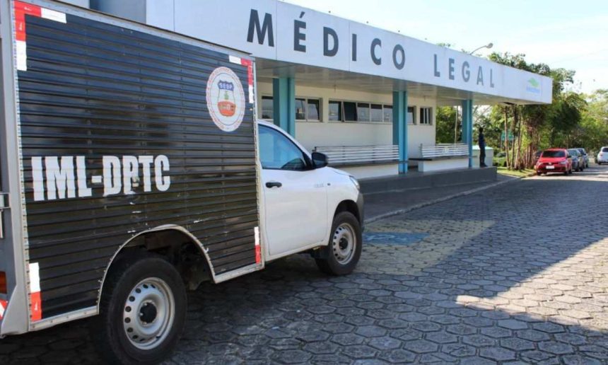 Veículo do IML (Instituto Médico Legal) estacionado em frente ao prédio, com a inscrição MÉDICO LEGAL.