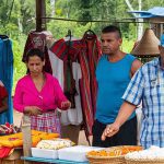 Vendedores em feira de Manaus oferecem produtos.