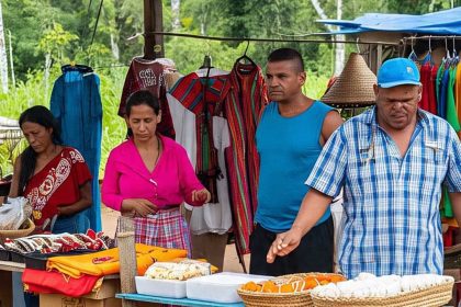 Vendedores em feira de Manaus oferecem produtos.