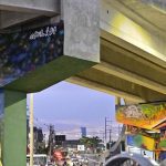 Viaduto Rei Pelé em Manaus com grafites de homenagem.