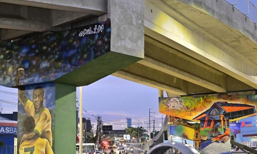 Viaduto Rei Pelé em Manaus com grafites de homenagem.