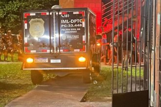 Viatura da Polícia Civil do Amazonas no local de crime após assassinato de Darlan Antônio da Silva Saraiva.