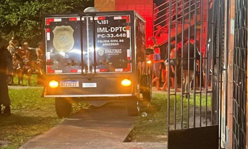 Viatura da Polícia Civil do Amazonas no local de crime após assassinato de Darlan Antônio da Silva Saraiva.