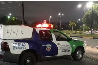 Viaturas da Polícia Militar em Manaus, após assalto a drogaria na Avenida Tefé.