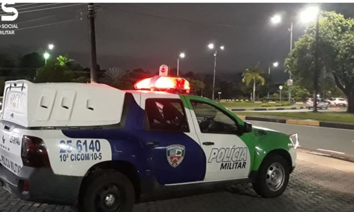 Viaturas da Polícia Militar em Manaus, após assalto a drogaria na Avenida Tefé.