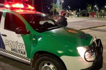 Viaturas da Polícia Militar em operação noturna