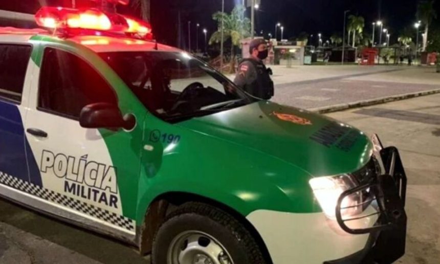 Viaturas da Polícia Militar em operação noturna