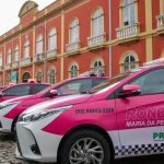 Viaturas da Ronda Maria da Penha estacionadas em frente a um prédio histórico.