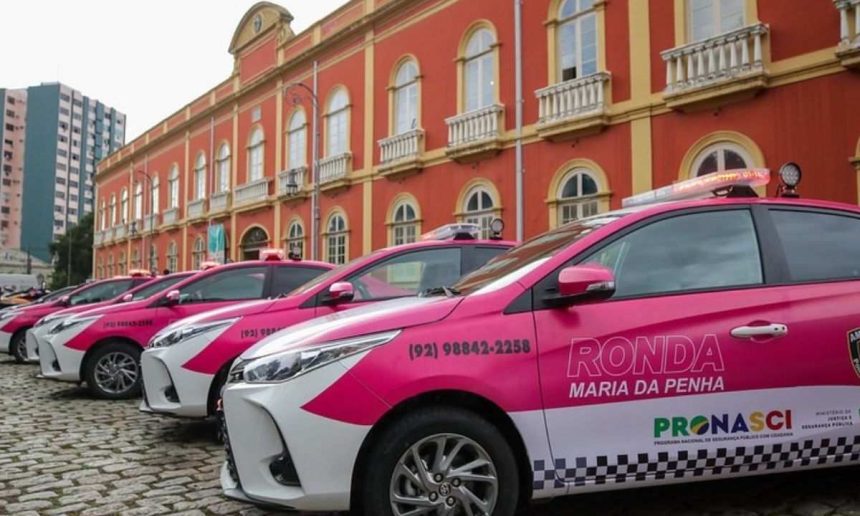 Viaturas da Ronda Maria da Penha estacionadas em frente a um prédio histórico.