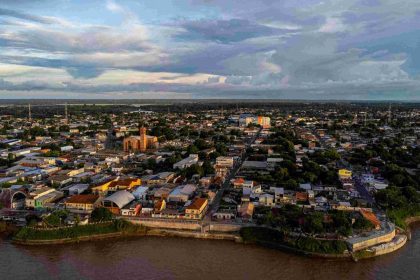 Vista aérea da orla de Parintins, cidade conhecida por seus bois Garantido e Caprichoso.