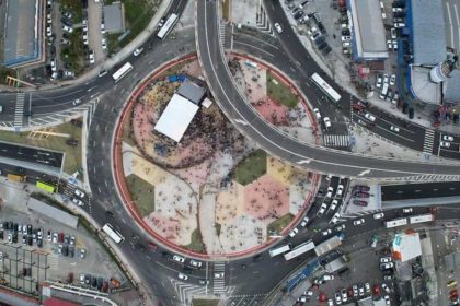 Vista aérea do Complexo Viário Rei Pelé com sinais de vandalismo após a inauguração.