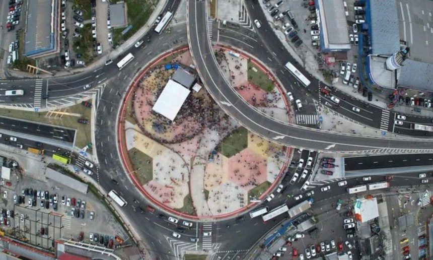 Vista aérea do Complexo Viário Rei Pelé com sinais de vandalismo após a inauguração.