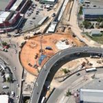 Vista aérea do Complexo Viário Rei Pelé em Manaus com obras e trânsito.