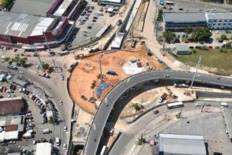Vista aérea do Complexo Viário Rei Pelé em Manaus com obras e trânsito.