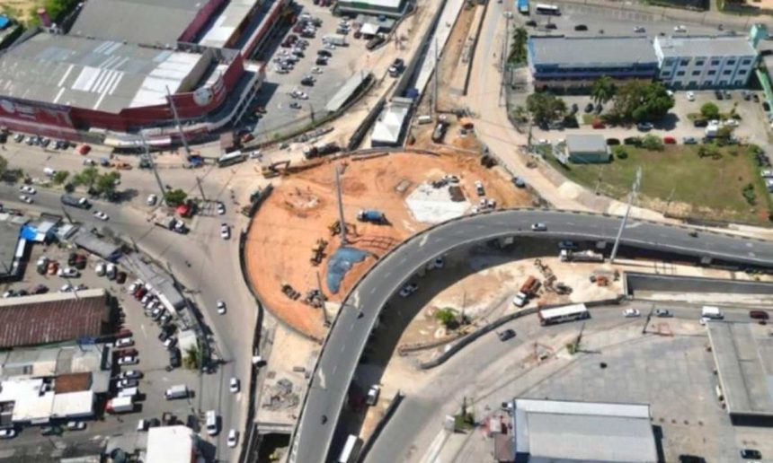 Vista aérea do Complexo Viário Rei Pelé em Manaus com obras e trânsito.