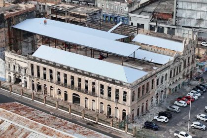 Vista aérea do Mercado Municipal Adolpho Lisboa em Manaus durante a restauração.