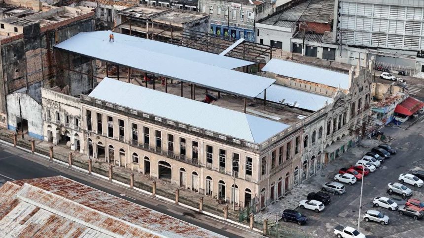 Vista aérea do Mercado Municipal Adolpho Lisboa em Manaus durante a restauração.